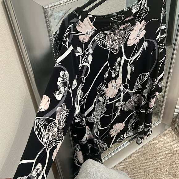 Beautiful soft Alfani Blouse - Picture 3 of 7